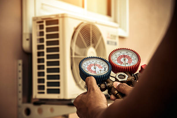 Professional Hvac technician working in Paris, TX